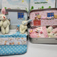 🐰 50% RABATT! 🎁 Mummy Bunny Mini Plyschfickask i Plåt – Söt Presentförpackning, Samlarbar & Perfekt för Påsken 🐣