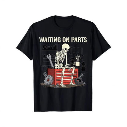 🎉 BEGRÄNSAD TID 50% RABATT! 💀 Väntar På Delar Rolig Skelett Bilmekaniker Tekniker T-Shirt – Humoristisk Bilverkstad Design 🔧