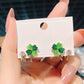 🍀✨ Fyrklöver Huggie Hopp-Örhängen – 925 silver, söt pilbågedetalj. 50% RABATT!